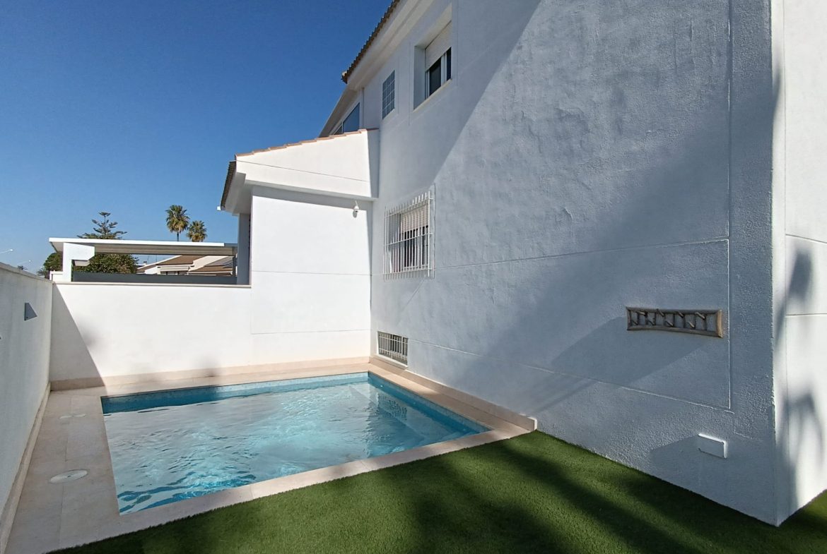 piscina privada en el jardín de esta villa ubicada en Santiago de la Ribera